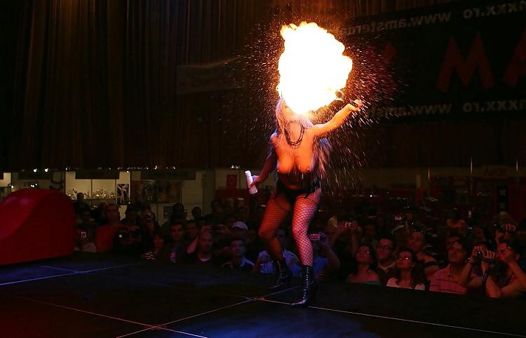 25P Dorothy Black-Live Stage Show