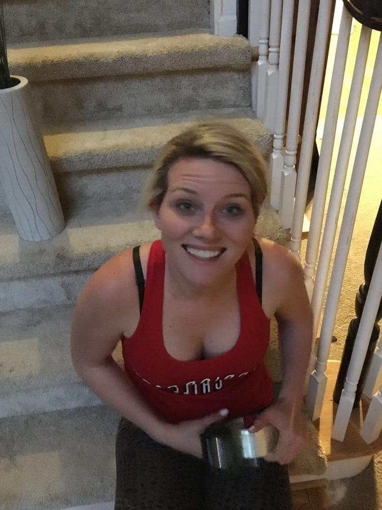 25P Slutty Nerdy And Sexy MILF Spreads Her Dirty Holes Open