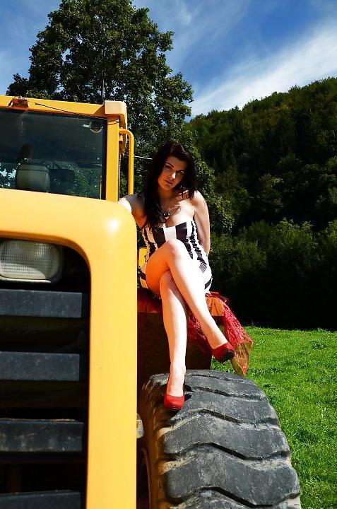 7P VERY hot sexy busty photos outdoor photoshoot tight dress