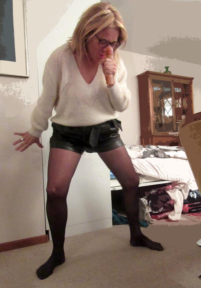 25P Wife's pantyhose of New Years eve