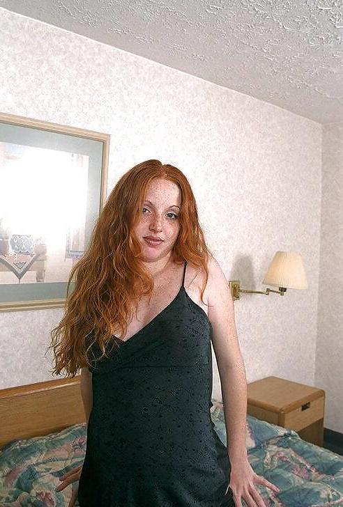 25P Pregnant redhead posing her lovely body