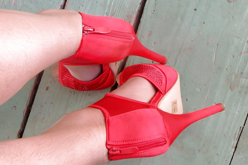 25P pantyhose and red pumps of my wife size 39, squeezed into