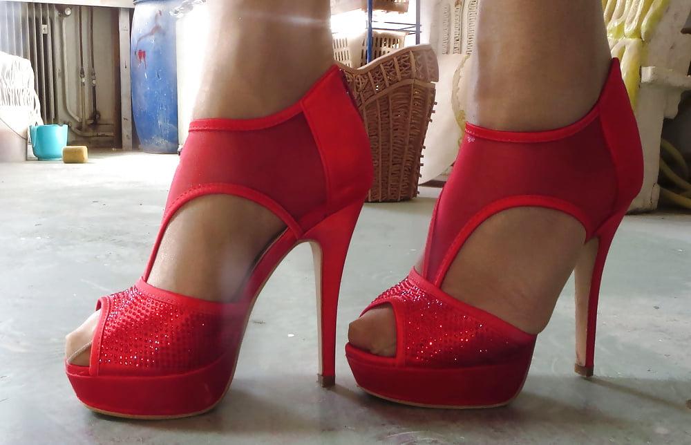 25P pantyhose and red pumps of my wife size 39, squeezed into