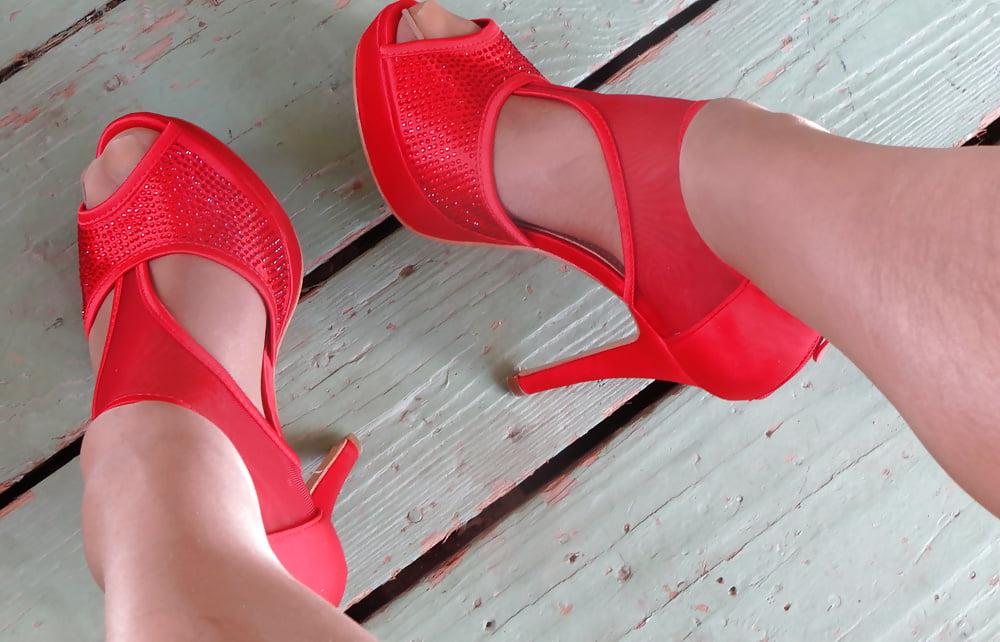 25P pantyhose and red pumps of my wife size 39, squeezed into