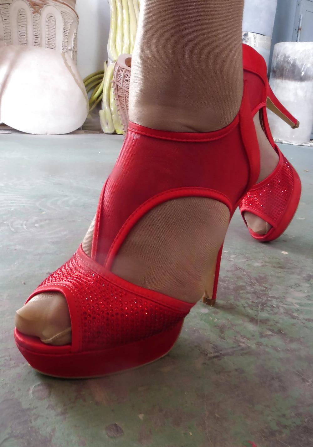 25P pantyhose and red pumps of my wife size 39, squeezed into