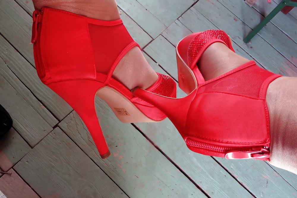 25P pantyhose and red pumps of my wife size 39, squeezed into