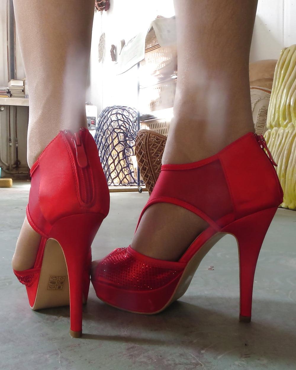25P pantyhose and red pumps of my wife size 39, squeezed into