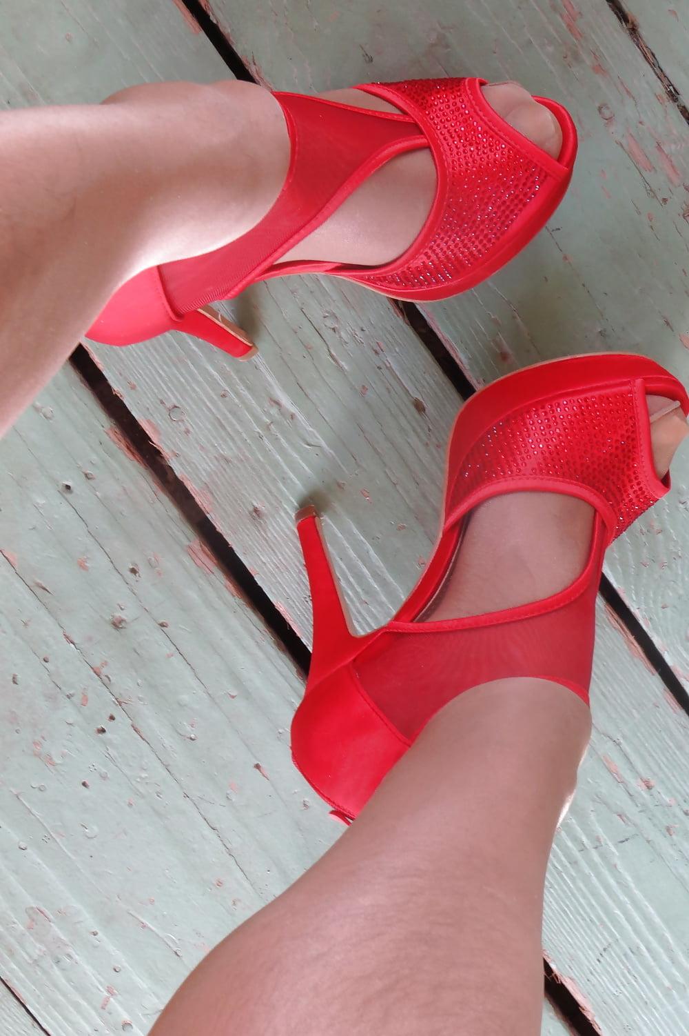 25P pantyhose and red pumps of my wife size 39, squeezed into