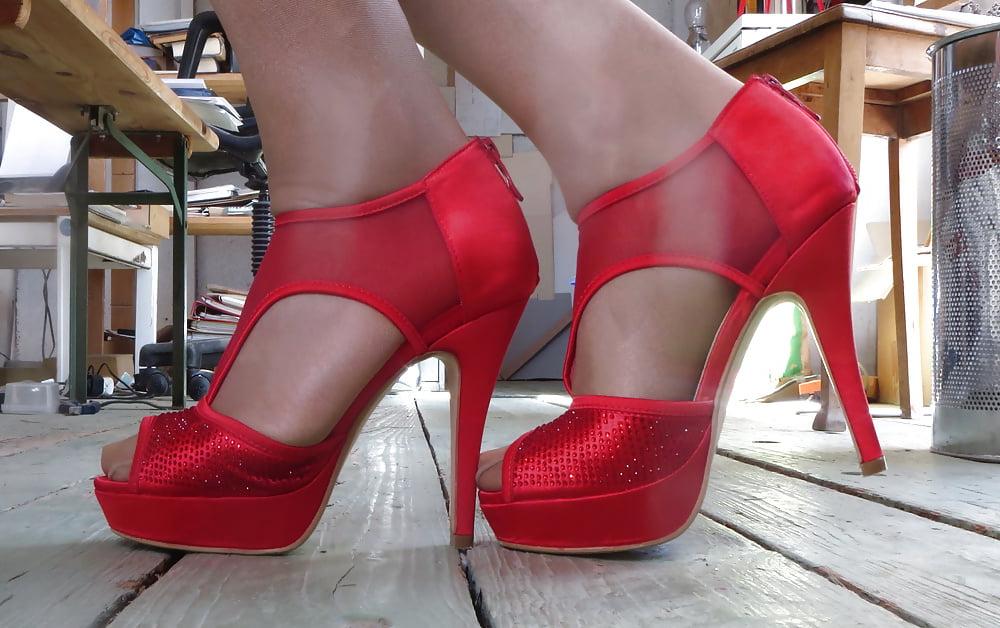 25P pantyhose and red pumps of my wife size 39, squeezed into