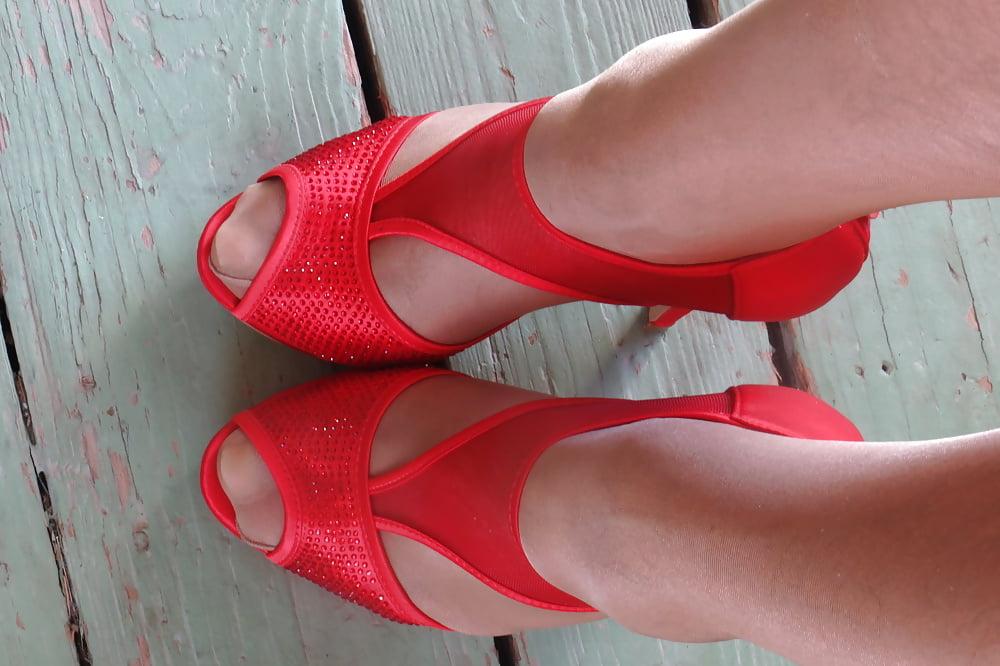 25P pantyhose and red pumps of my wife size 39, squeezed into