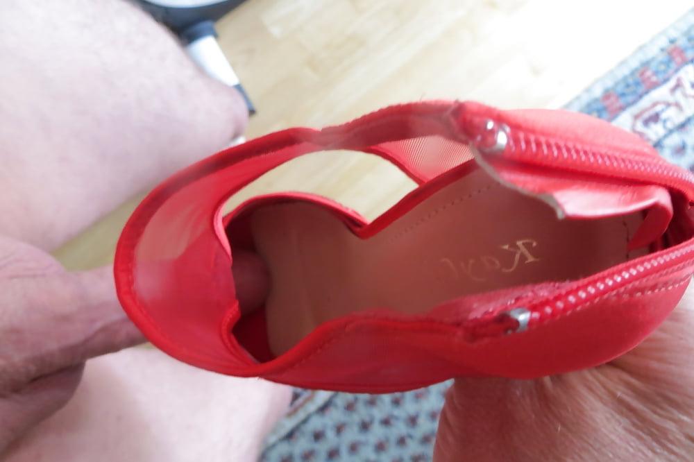 25P pantyhose and red pumps of my wife size 39, squeezed into