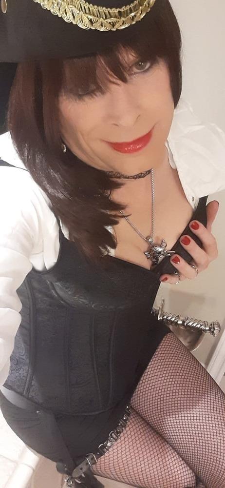8P Pirate costume