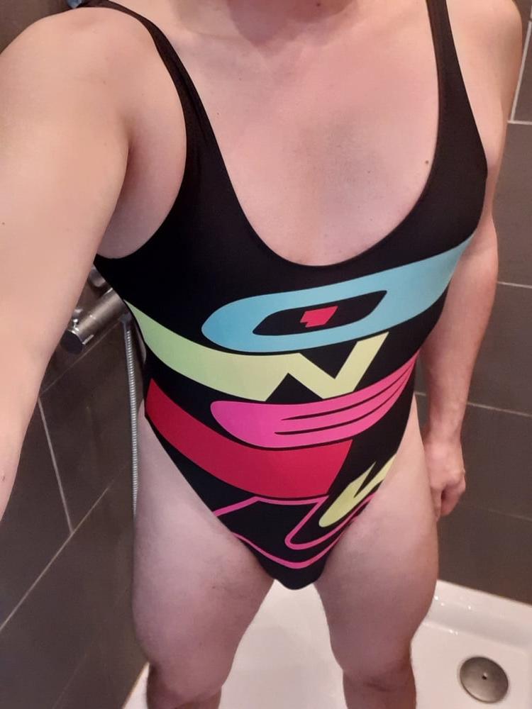 5P O'Neill Swimsuit and Dildo in Shower