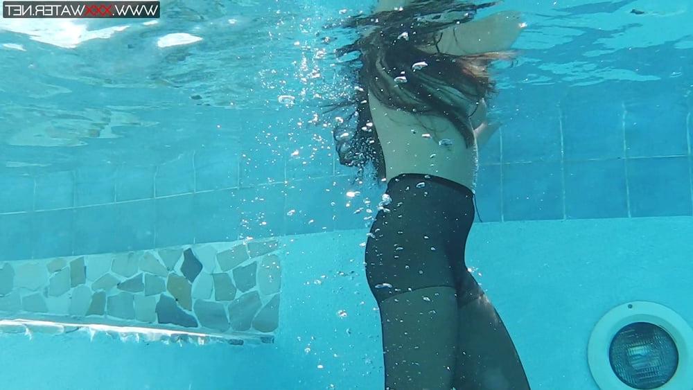 25P Diana Kalgotkina Pt.2 UnderWaterShow with Dildo