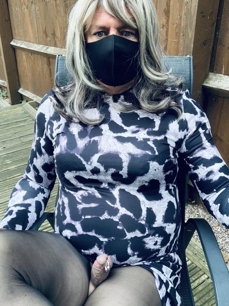 25P Kelly trägt ein Kleid mit Leopardenmuster, schwarze Strumpfhosen und High Heels