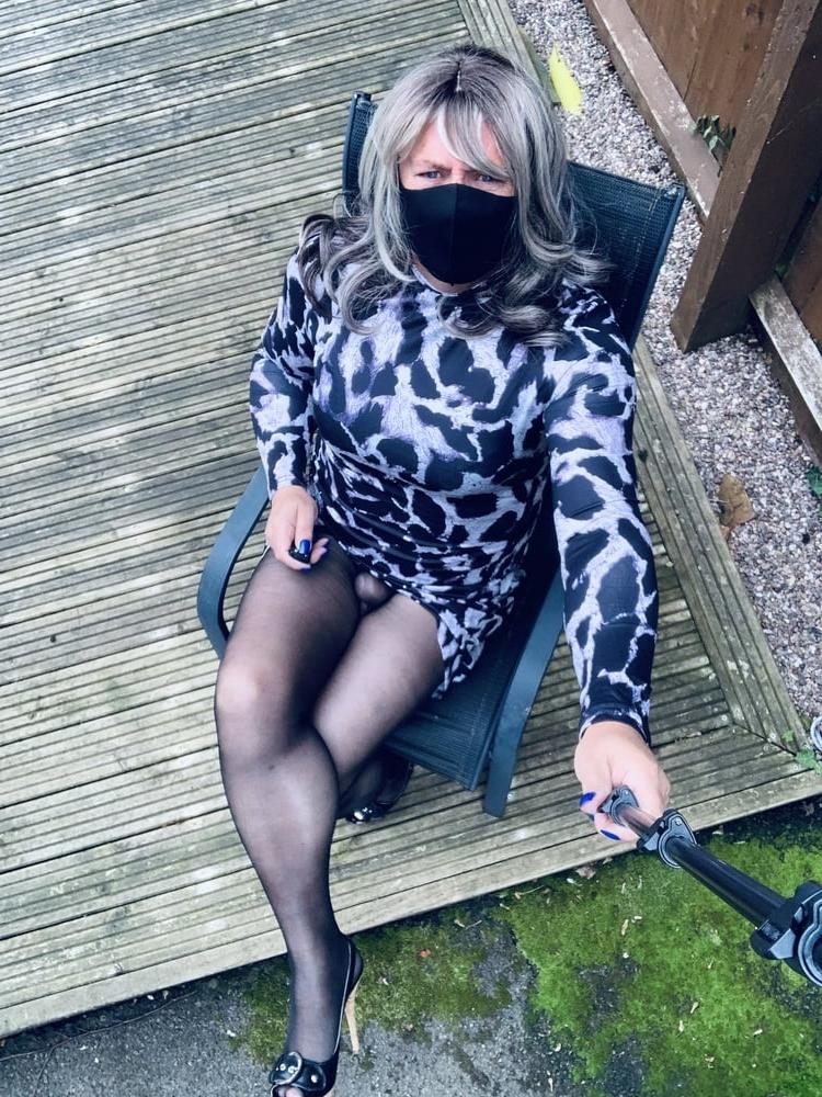 25P Kelly trägt ein Kleid mit Leopardenmuster, schwarze Strumpfhosen und High Heels