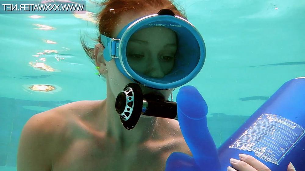 25P Minnie Manga 1 Blue Dildo UnderWaterShow