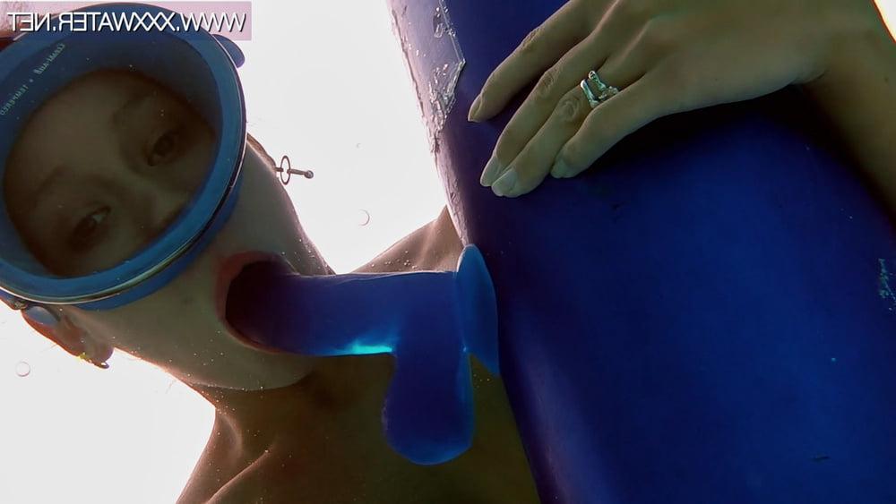 25P Minnie Manga 1 Blue Dildo UnderWaterShow