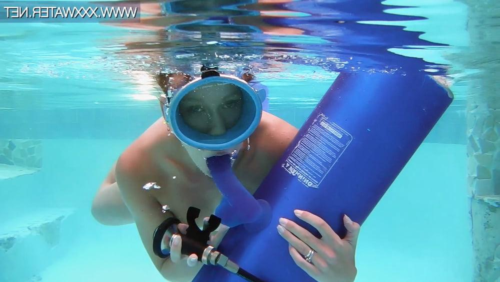 25P Minnie Manga 1 Blue Dildo UnderWaterShow