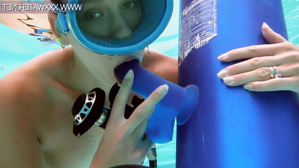 25P Minnie Manga 1 Blue Dildo UnderWaterShow