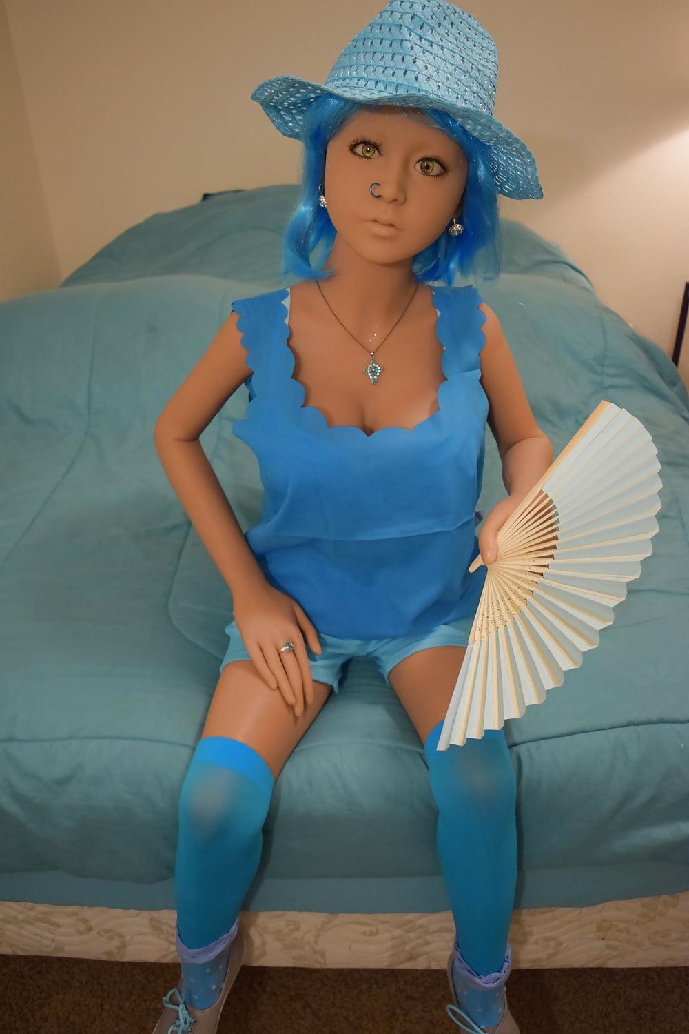 25P Nina's blue hat