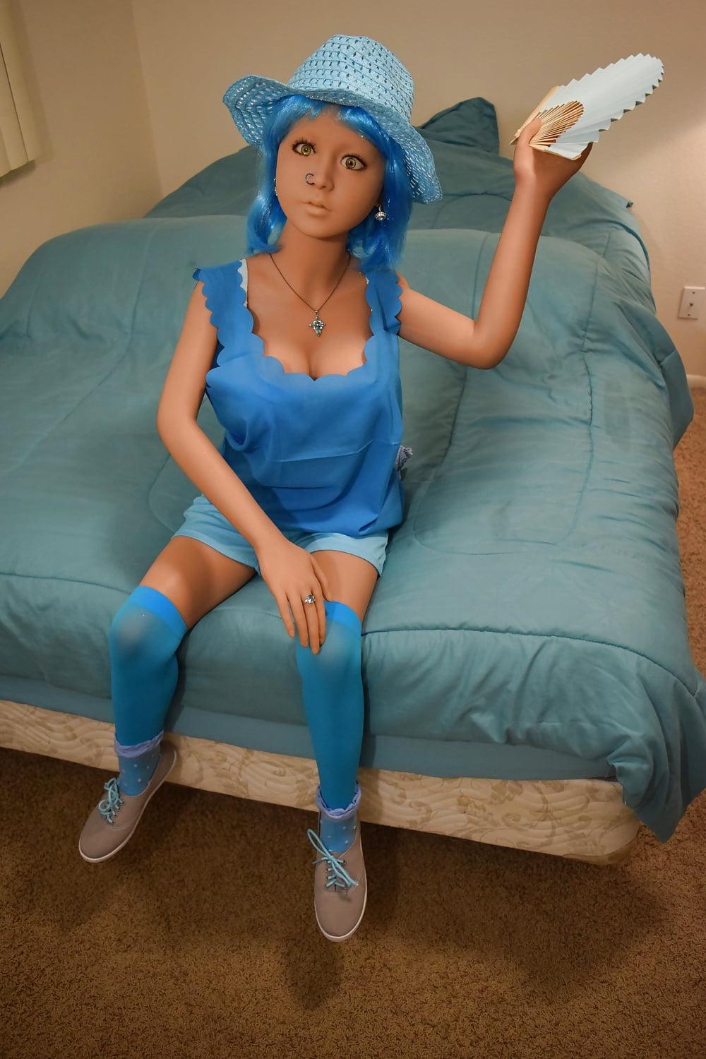 25P Nina's blue hat