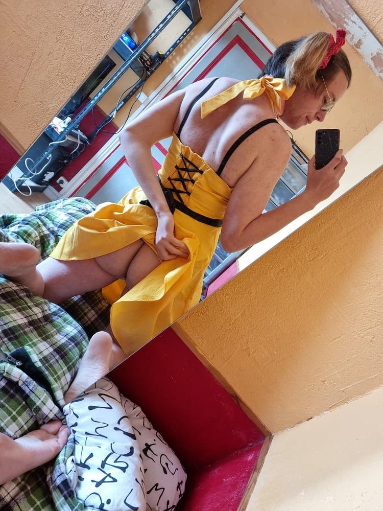 25P Gelbes Kleid im Stil der 50er Jahre