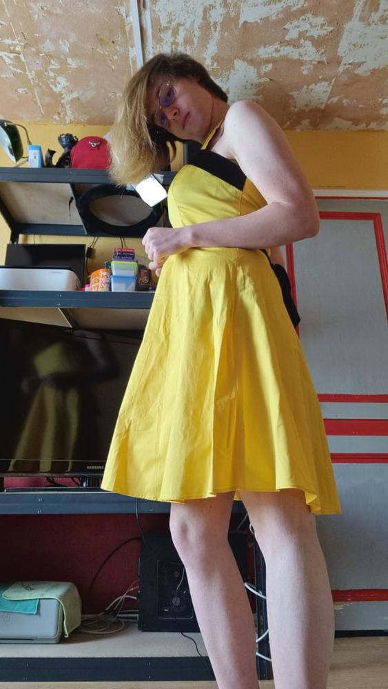 25P Gelbes Kleid im Stil der 50er Jahre