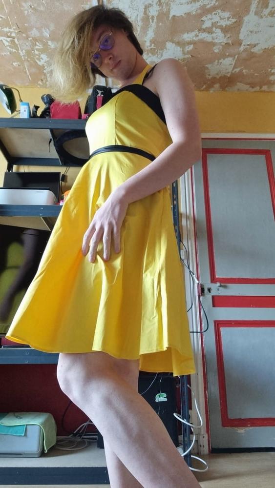 25P Gelbes Kleid im Stil der 50er Jahre