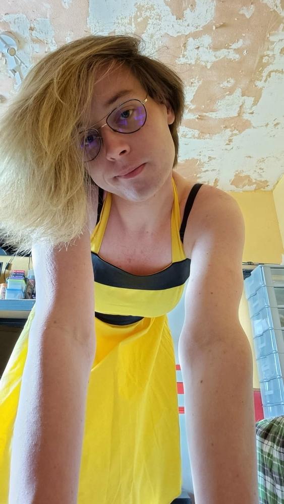 25P Gelbes Kleid im Stil der 50er Jahre