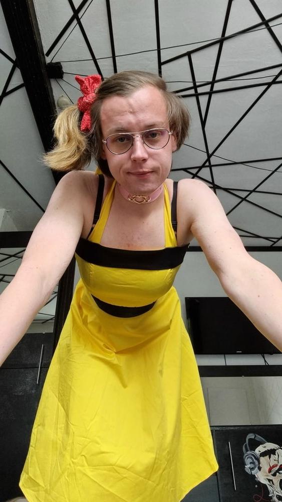 25P Gelbes Kleid im Stil der 50er Jahre