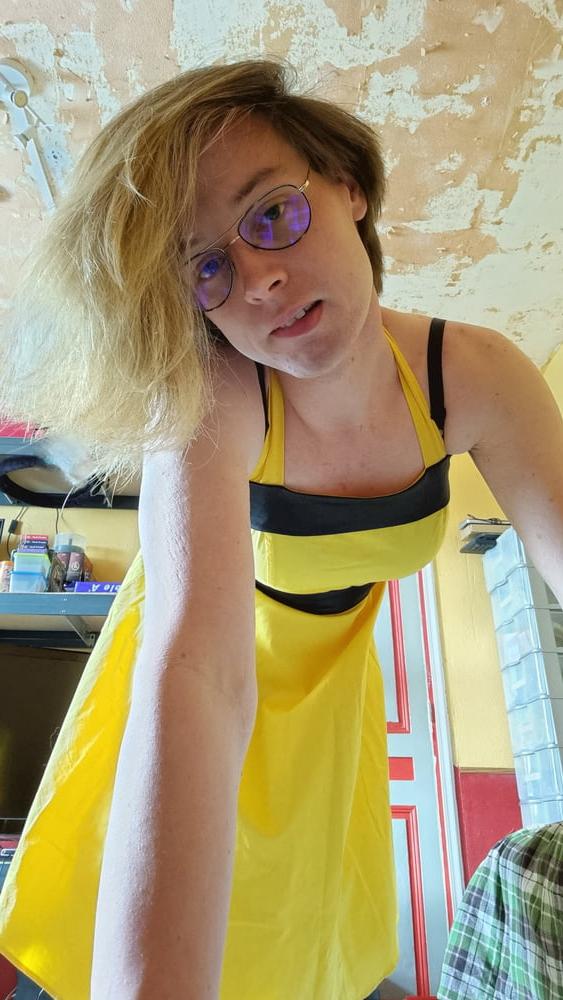 25P Gelbes Kleid im Stil der 50er Jahre