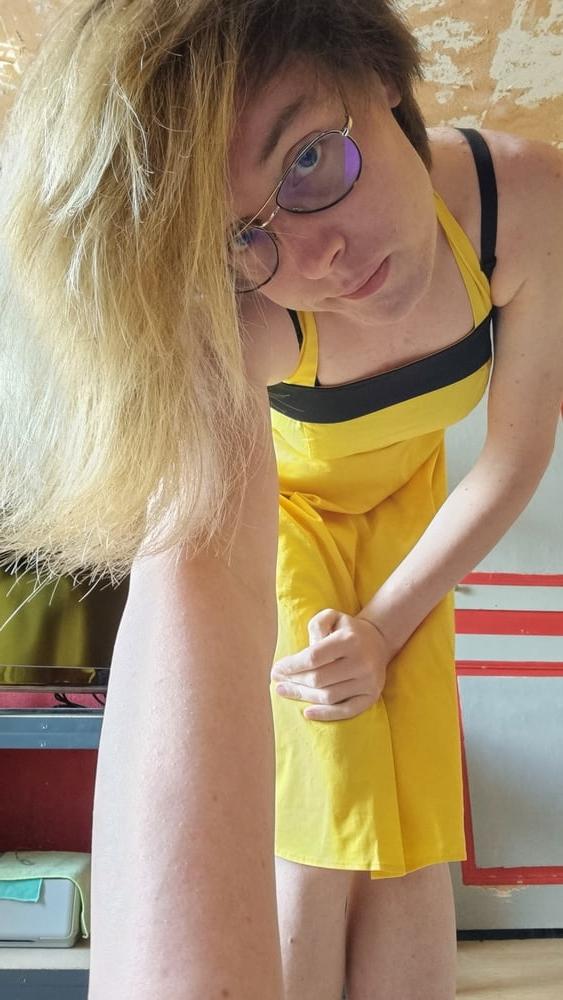 25P Gelbes Kleid im Stil der 50er Jahre