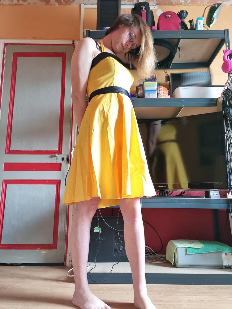 25P Gelbes Kleid im Stil der 50er Jahre