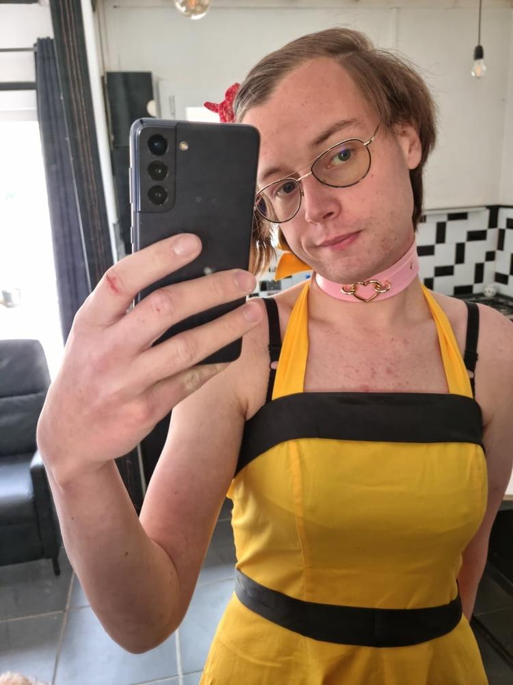 25P Gelbes Kleid im Stil der 50er Jahre