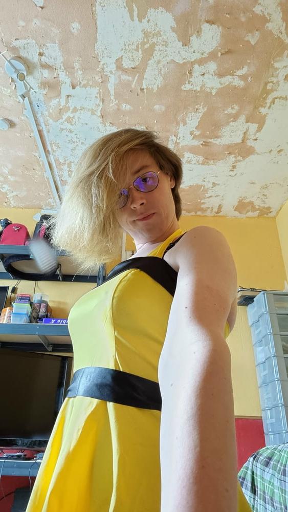 25P Gelbes Kleid im Stil der 50er Jahre