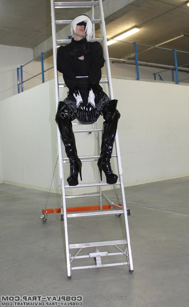 10P Crossdress cosplay 2B ladder upskirt