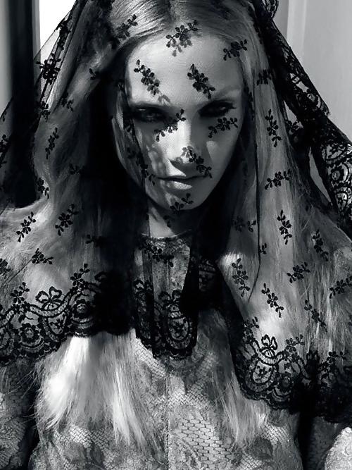 4P Black and white beauty