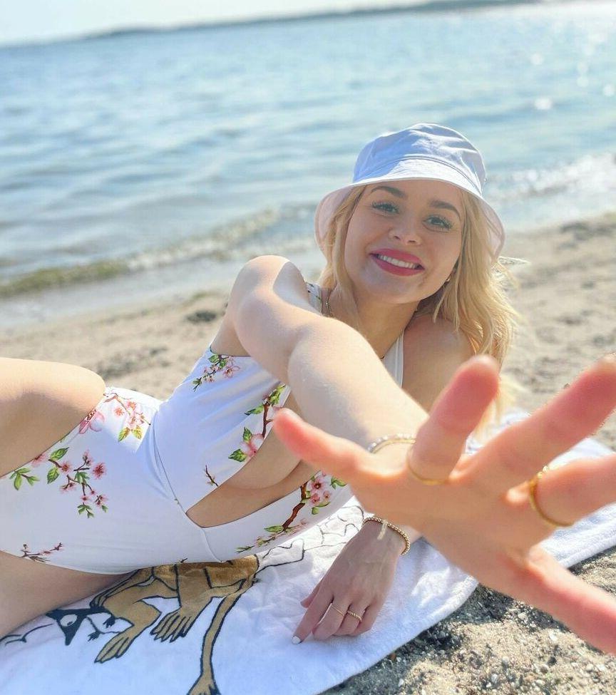 11P Emmelie De Forest nude