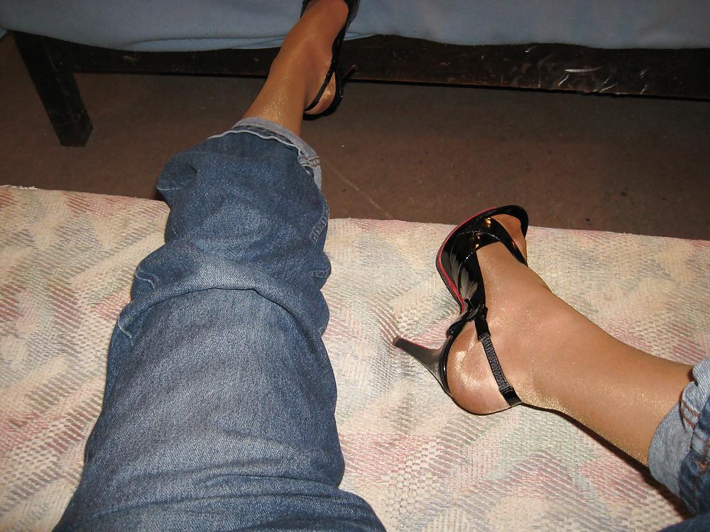 25P F.M. high heels & pantyhose