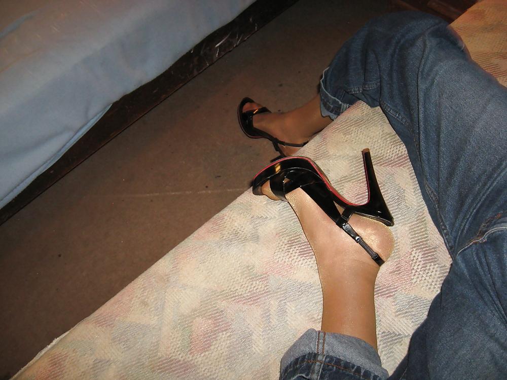 25P F.M. high heels & pantyhose