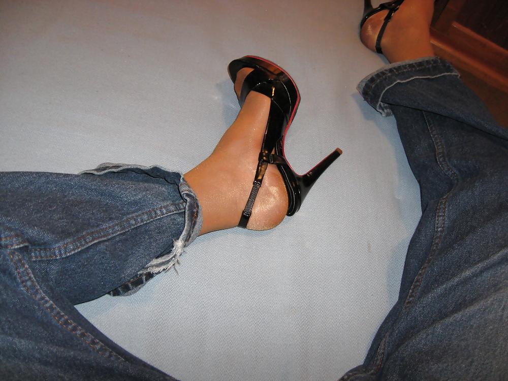 25P F.M. high heels & pantyhose