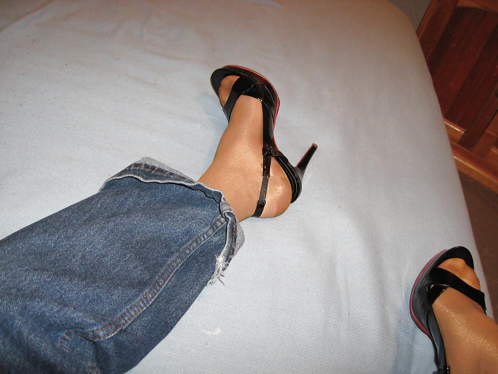 25P F.M. high heels & pantyhose