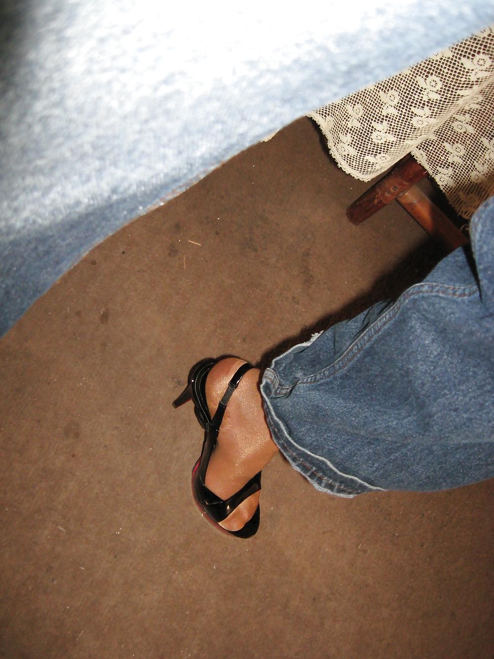 25P F.M. high heels & pantyhose