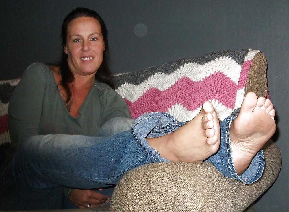 25P Donna in Blue Jeans & Barefeet