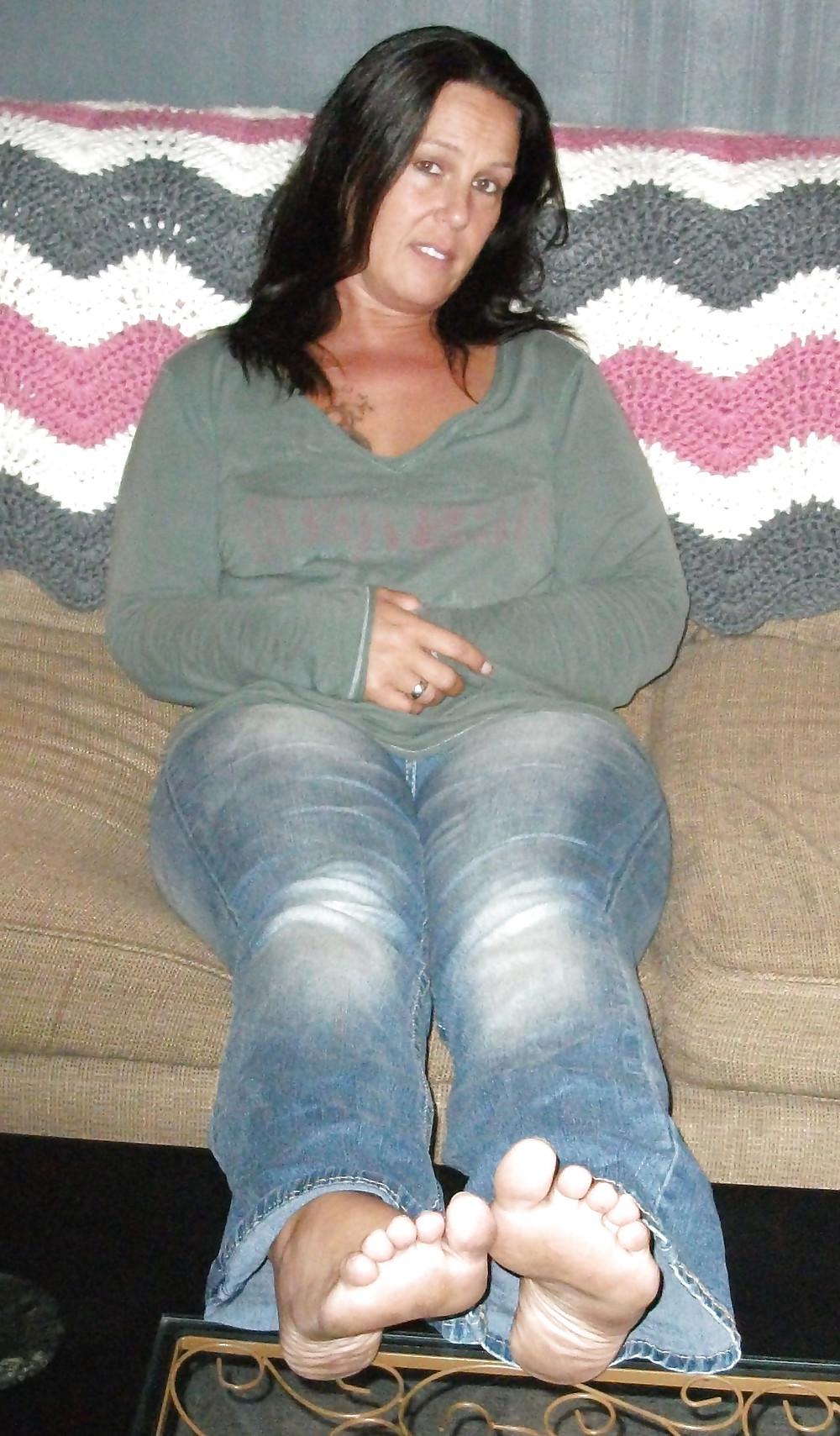 25P Donna in Blue Jeans & Barefeet