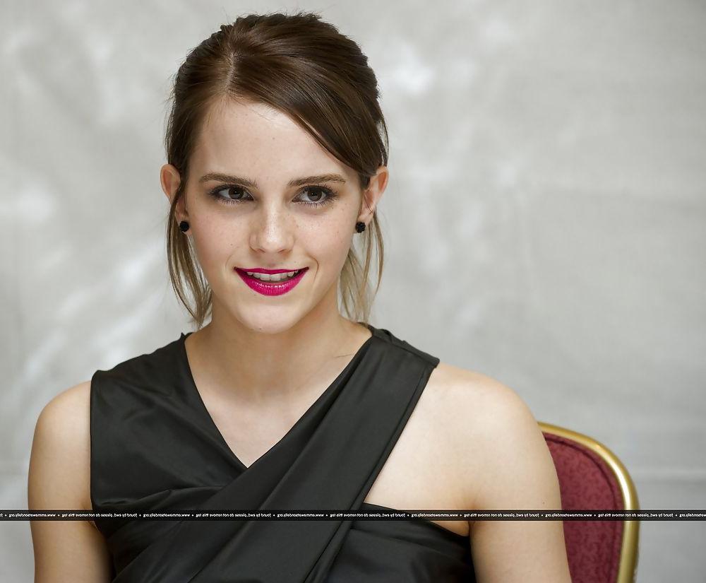 9P Emma Watson Heavy red lipstick 