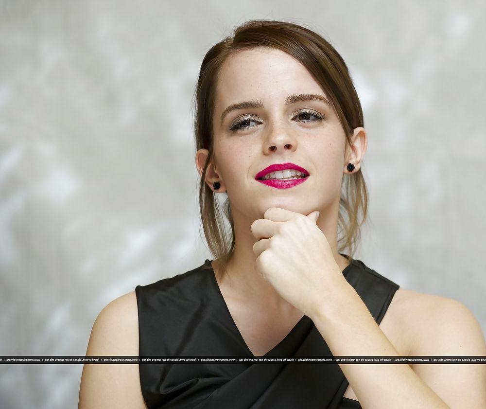 9P Emma Watson Heavy red lipstick 