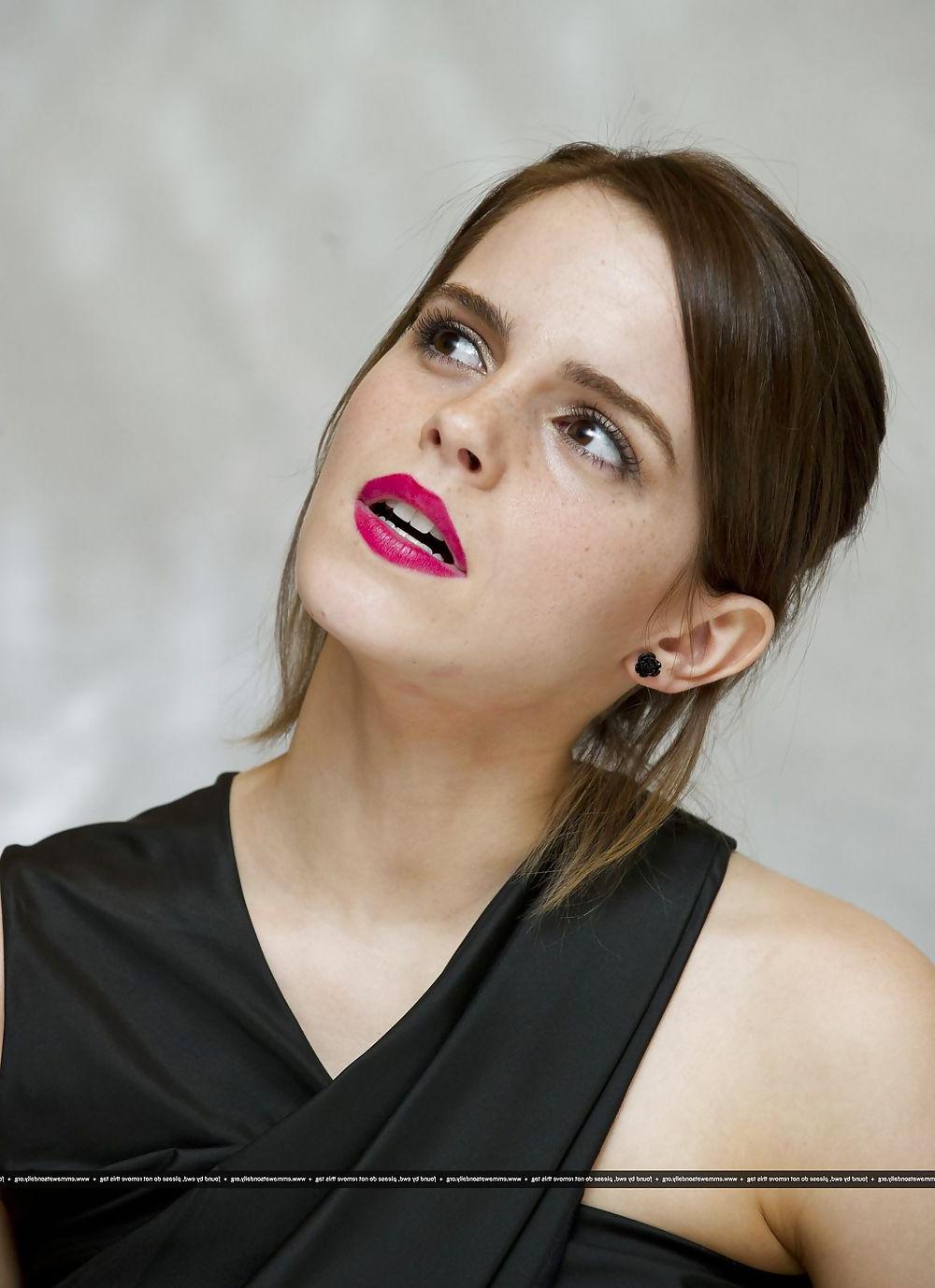 9P Emma Watson Heavy red lipstick 