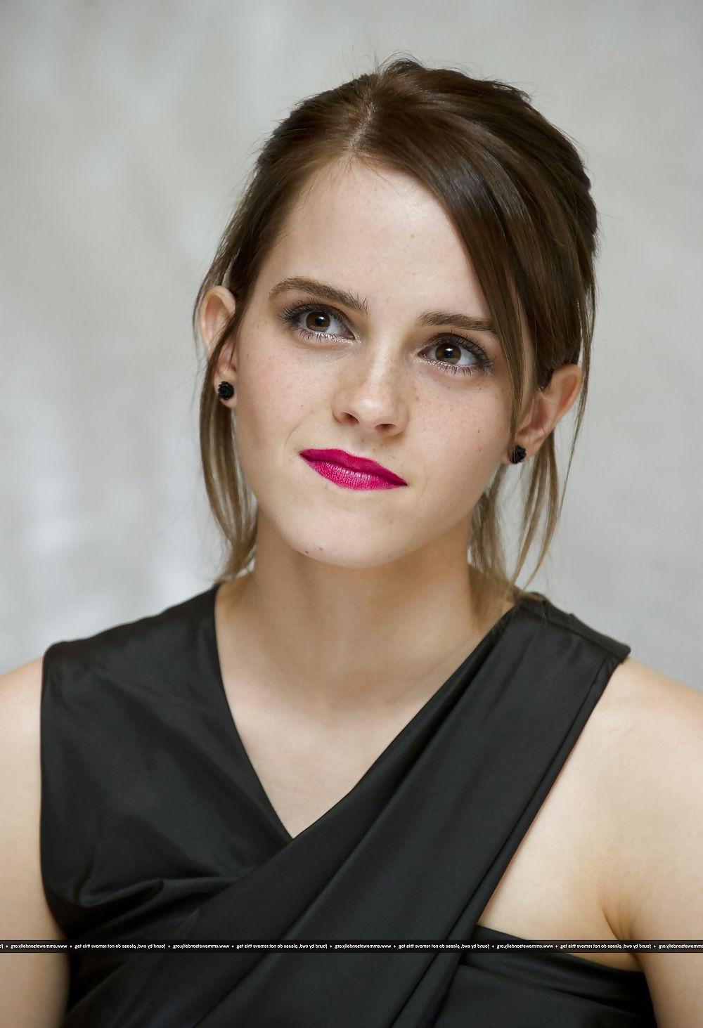 9P Emma Watson Heavy red lipstick 